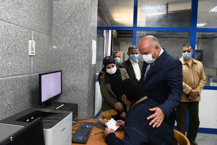 محافظ قنا