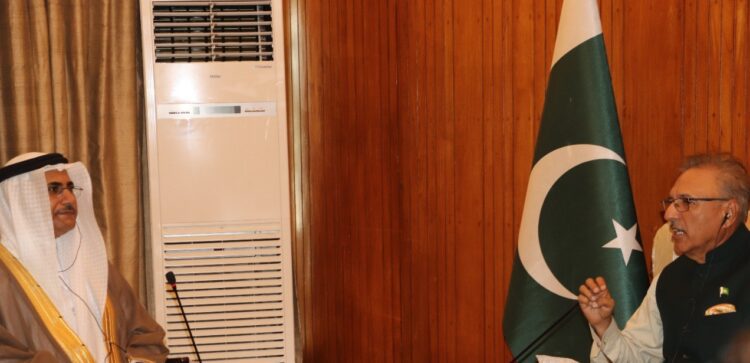 رئيس جمهورية باكستان خلال استقباله العسومي