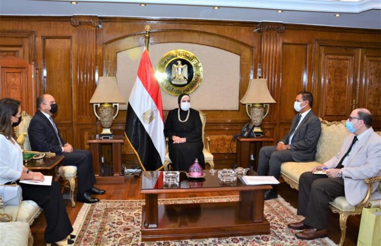 وزيرة التجارة والصناعة