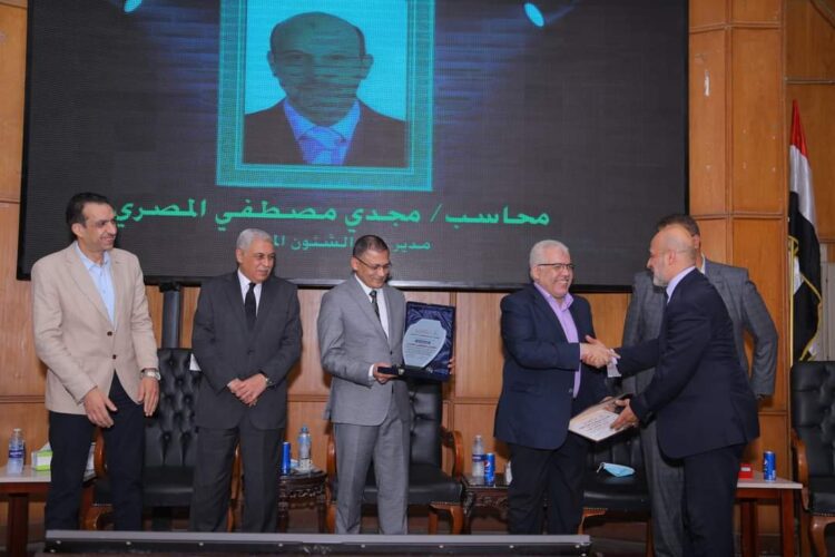 المنوفية : تكريـم المتميزين بالمستشفيـات الجامعيـة فـي المسابقـة إدارة العلاقـات العامـة و الإعـلام بشكـل دوري ربع سنـوى