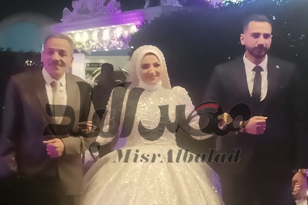 صورة تجمع بين والد العروس وشقيقها