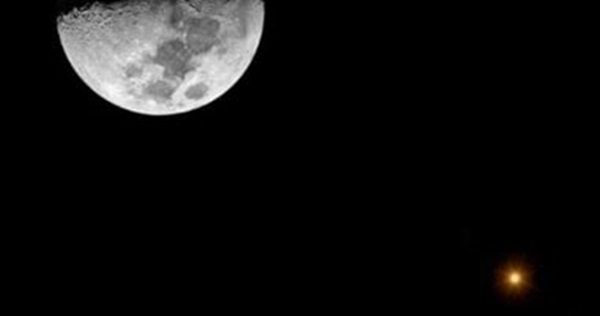 القمر يقترن بالمريخ
