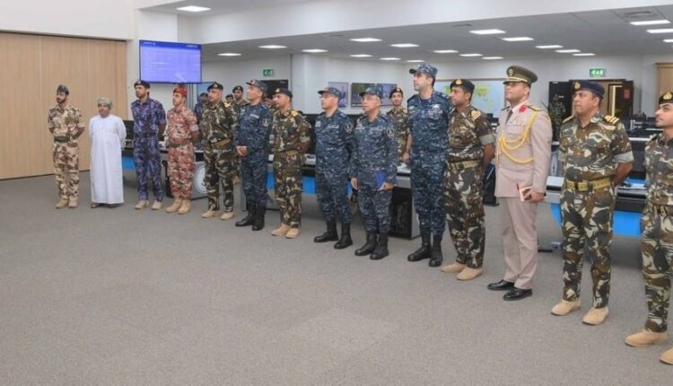 قائد القوات البحرية المصرية يزور مركز الأمن البحري في سلطنة عُمان