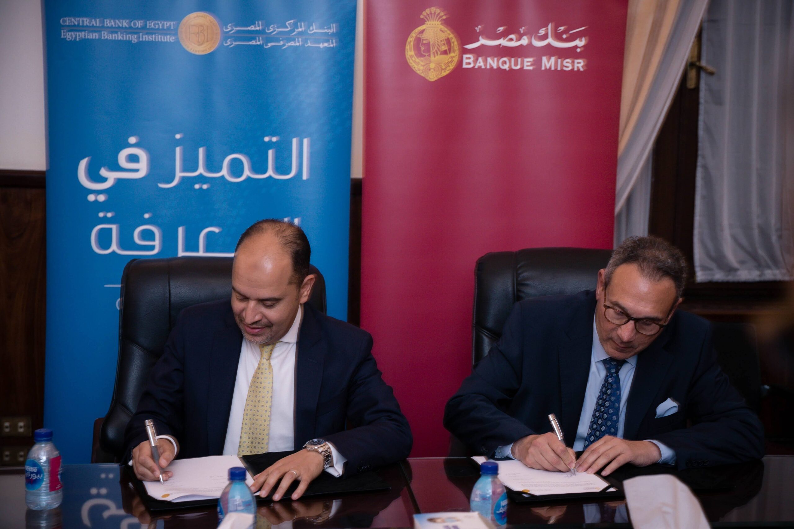 الصورة الأولى أستاذ محمد الاتربي ودكتور عبدالعزيز نصير يوقعان الاتفاقية scaled