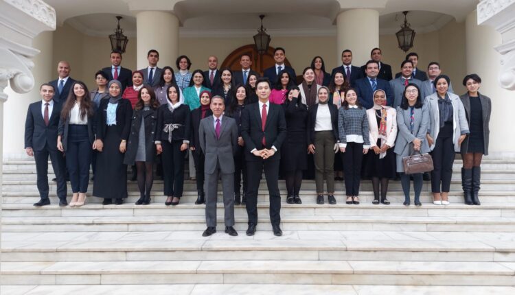 صورة تذكارية للسفير هونغ جين ووك سفير جمهورية كوريا الجنوبية لدى القاهرة مع الملحقين الدبلوماسيين الجدد بمعهد الدراسات الدبلوماسية التابع لوزارة الخارجية المصرية