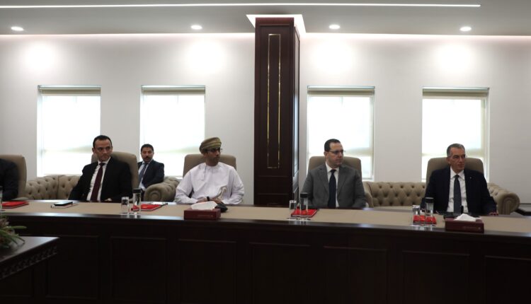 وزير الإسكان يلتقى رئيس الهيئة العامة للمناطق الاقتصادية والمناطق الحرة العماني لبحث سبل التعاون المشترك