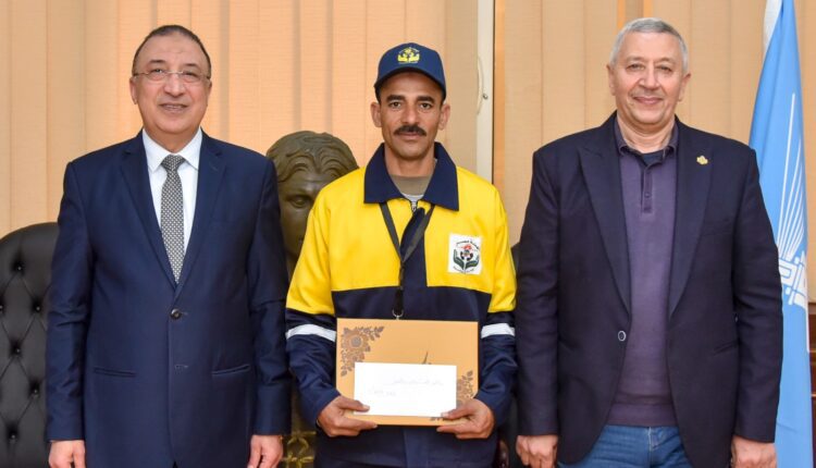 محافظ الإسكندرية يكرم عامل النظافة