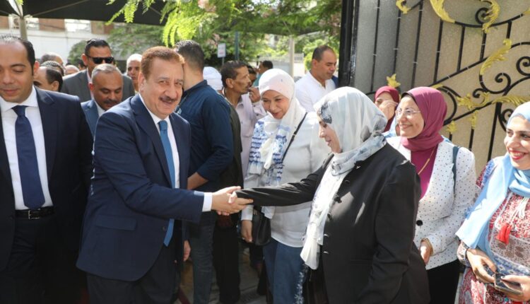 المنوفية تستقبل محافظها ونائبه بالزغاريد والورود