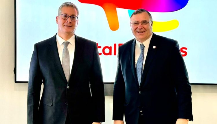 وزير البترول يعقد جلسة مباحثات مع الرئيس التنفيذي لشركة «توتال إينرجيز» العالمية بباريس.