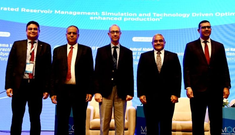 صلاح عبد الكريم يدير جلسةالإدارة المتكاملة للخزانات واستغلال التكنولوجيا لزيادة الإنتاج بالموك