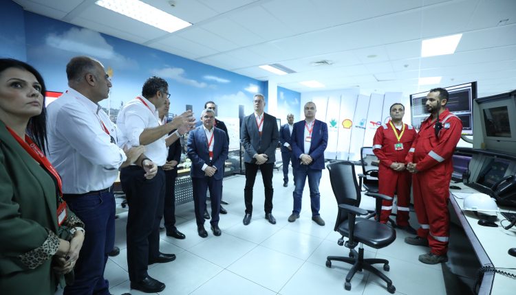 وزير البترول المصري و نظيره القبرصي  في جولة تفقدية بمجمع المصرية للغاز الطبيعي المسال ELNG