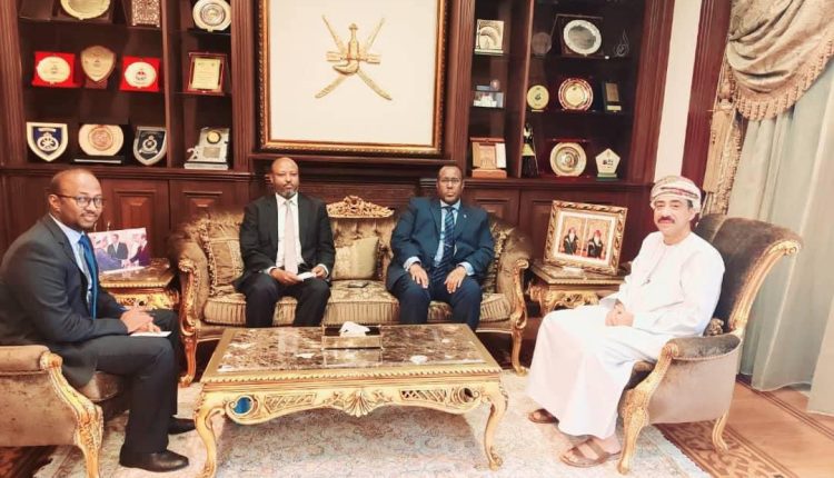 سفير الصومال يبحث مع نظيره العماني سبل تعزيز التعاون المشترك