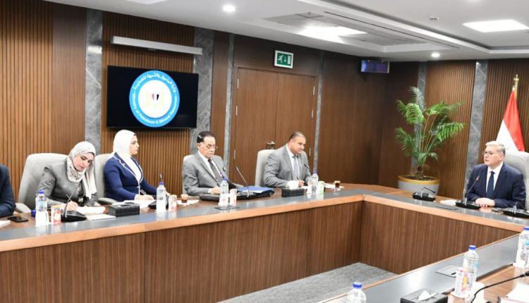 وزير البترول يلتقي بنواب المنوفية لبحث مشروعات توصيل الغاز الطبيعى للمنازل