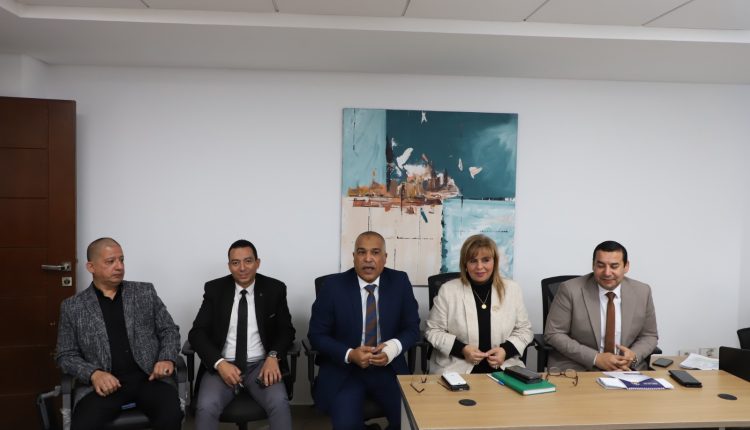 عباس صابر يترأس اجتماع العروض والمزايا بنقابة البترول ويوفير عروض مناسبة