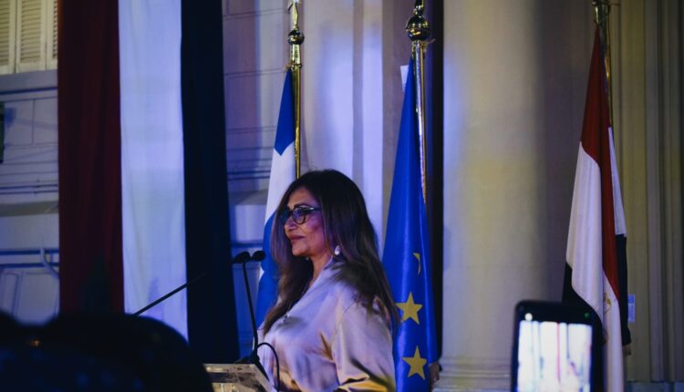 ليلى علوي تحتفل بالعيد الوطني اليوناني في حفل استقبال بالقاهرة