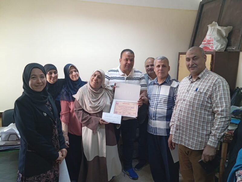 ادارة التربية الخاصة بالمنوفية تحتفل بخروج الاستاذة حمدية لبلوغها سن المعاش
