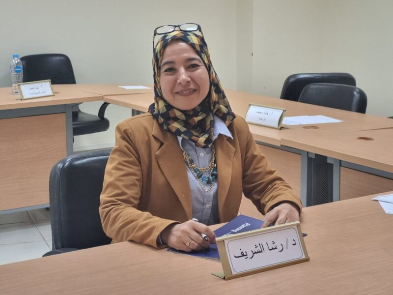 د. رشا الشريف تختم برنامج الاساليب الفعالة في تحليل المشكلات واتخاذ القرار
