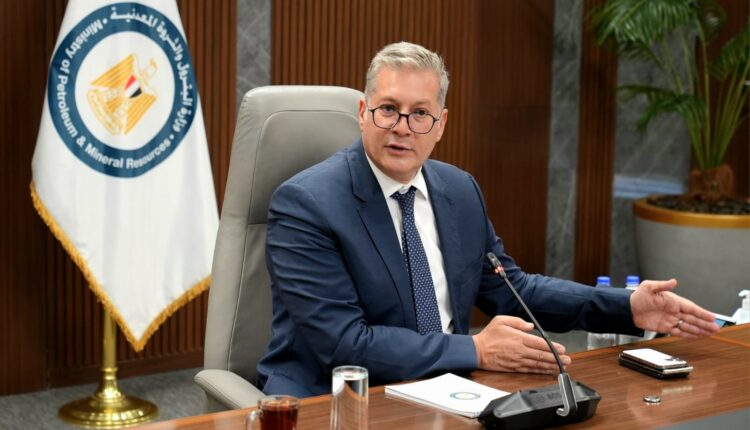 وزير البترول والثروة المعدنية يبحث مع "شلمبرجير" سبل دعم أنشطة الاستكشاف والإنتاج وتعزيز الشراكة التقنية