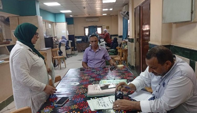 محتويات ملف التصالح بالوحدة المحلية فيما يلي المستندات الأساسية التي يجب أن يحتويها ملف التصالح: 1. نموذج طلب التصالح (يتم تعبئته من قبل المواطن أو محاميه). 2. صورة بطاقة الرقم القومي لمقدم الطلب. 3. مستندات الملكية (عقد ابتدائي – عقد عرفي – حكم محكمة – إعلام وراثة...). 4. رسومات معمارية معتمدة من مهندس نقابي (معمارية وإنشائية). 5. إيصال سداد رسم الفحص (غالبًا 500 جنيه للوحدة السكنية). 6. تقارير السلامة الإنشائية معتمد من مكتب استشاري. 7. صور فوتوغرافية للمبنى من الداخل والخارج. 8. ما يثبت تاريخ المخالفة (فاتورة كهرباء، مياه، غاز – محضر مخالفة). 9. موافقة الجهات المختصة في حال كان المبنى يقع في مناطق أثرية أو خاضعة للقوات المسلحة. المنوفية: الزرقاني يتابع مستجدات ملف التصالح واستخراج نموذج (8) النهائي