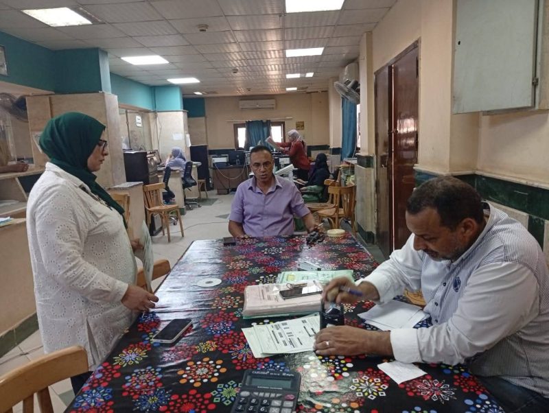 محتويات ملف التصالح بالوحدة المحليةفيما يلي المستندات الأساسية التي يجب أن يحتويها ملف التصالح:

1. نموذج طلب التصالح (يتم تعبئته من قبل المواطن أو محاميه).

2. صورة بطاقة الرقم القومي لمقدم الطلب.

3. مستندات الملكية (عقد ابتدائي – عقد عرفي – حكم محكمة – إعلام وراثة...).

4. رسومات معمارية معتمدة من مهندس نقابي (معمارية وإنشائية).

5. إيصال سداد رسم الفحص (غالبًا 500 جنيه للوحدة السكنية).

6. تقارير السلامة الإنشائية معتمد من مكتب استشاري.

7. صور فوتوغرافية للمبنى من الداخل والخارج.

8. ما يثبت تاريخ المخالفة (فاتورة كهرباء، مياه، غاز – محضر مخالفة).

9. موافقة الجهات المختصة في حال كان المبنى يقع في مناطق أثرية أو خاضعة للقوات المسلحة.
المنوفية: الزرقاني يتابع مستجدات ملف التصالح واستخراج نموذج (8) النهائي
