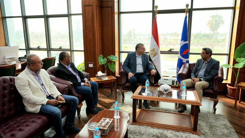 وزير البترول يلتقي بمحافظ السويس قبل بدء جولاته